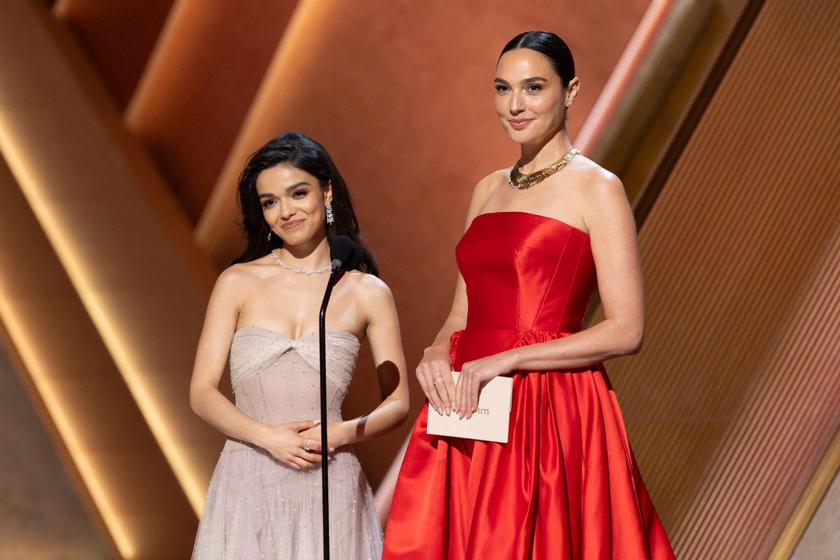Rachel Zegler And Gal Gadot Feud Snow White Star Says Sisterhood Is 