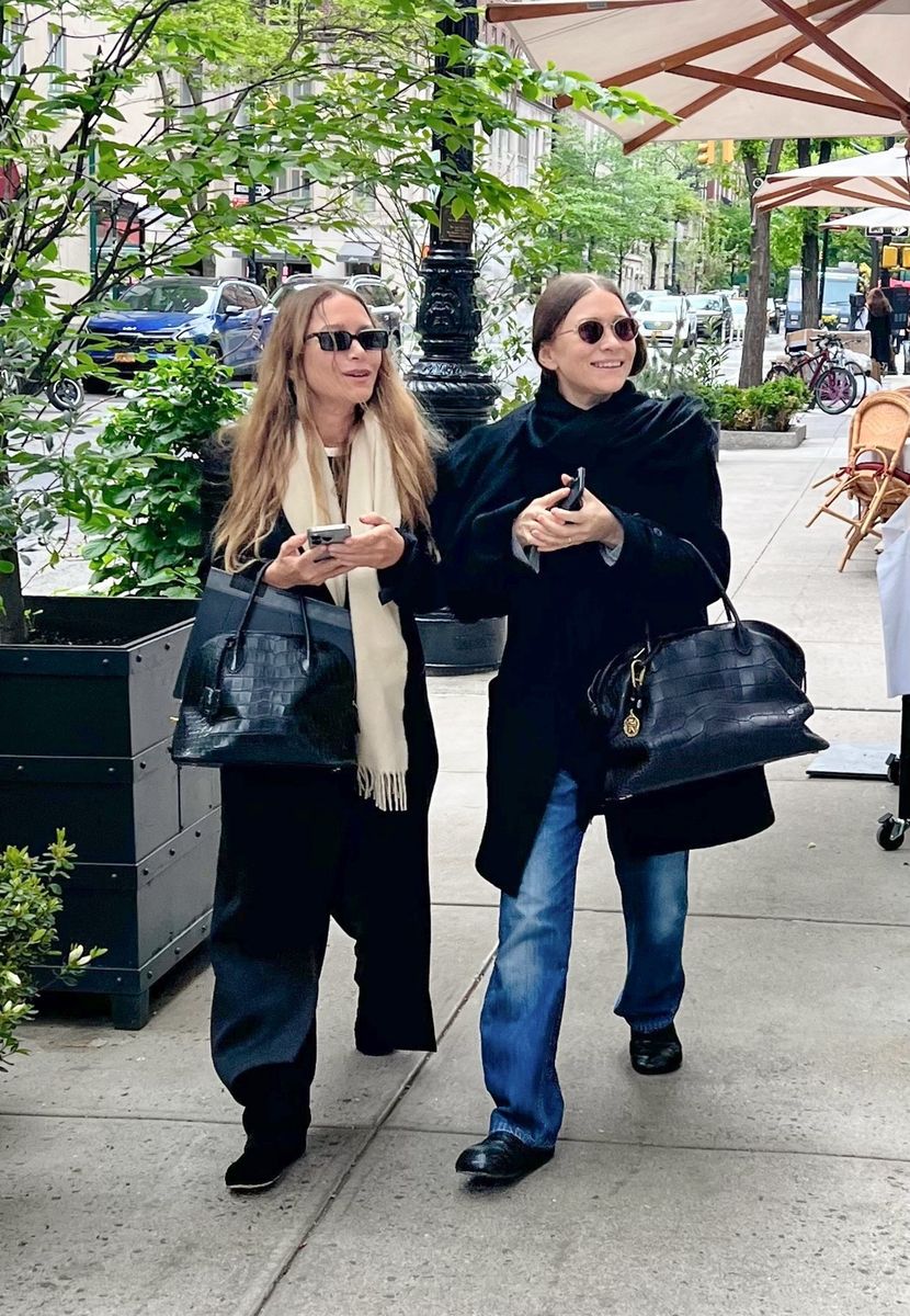 Photo © 2026 Backgrid/The Grosby Group 

*EXCLUSIVE*  
New York, April 30, 2026. 
Mary-Kate and Ashley Olsen were spotted enjoying a rare outing in Midtown Manhattan, stepping out after lunch with a friend. The fashion moguls looked effortlessly chic in coordinated dark ensembles, flashing smiles as they strolled through the city and greeted a companion outside a sidewalk café. 
*** 
Mary-Kate y Ashley Olsen fueron vistas disfrutando de una rara salida en Midtown Manhattan, tras almorzar con una amiga. Las magnates de la moda lucían chic sin esfuerzo con conjuntos oscuros a juego, y sonreían mientras paseaban por la ciudad y saludaban a una acompañante en la terraza de un café.