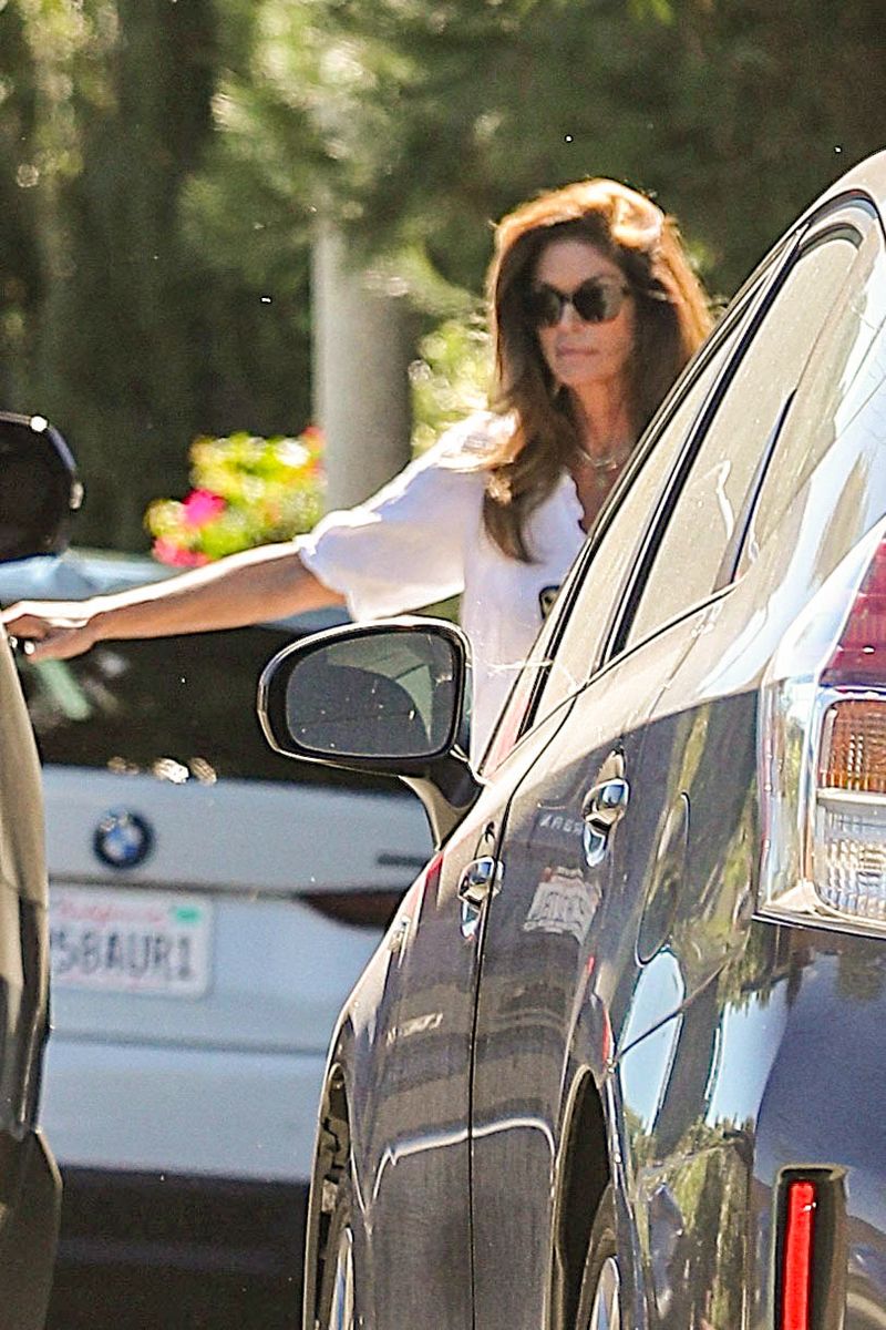 Grieving mother Cindy Crawford is spotted leaving her daughter Kaia Gerber's house and heads to her late son Presley Gerber's home in Los Angeles.
***
Cindy Crawford, que atraviesa un duelo, es vista saliendo de la casa de su hija Kaia Gerber y dirigiéndose al domicilio de su fallecido hijo Presley Gerber, en Los Ángeles.
LESE / LESE / BACKGRID / GROSBY GROUP