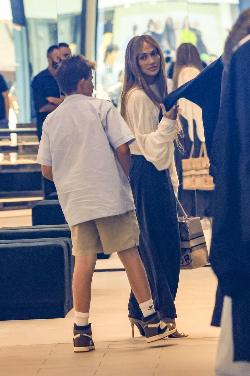 

Jennifer Lopez took her daughter Emme Muñiz and Ben Affleck's son, Samuel Affleck shopping.