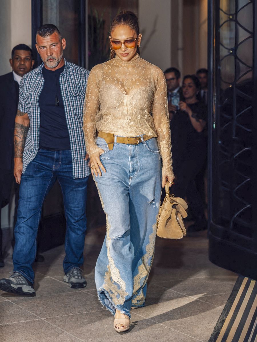 A brown leather belt, neutral peep-toe heels and oversized tinted sunglasses completed the chic daytime look.