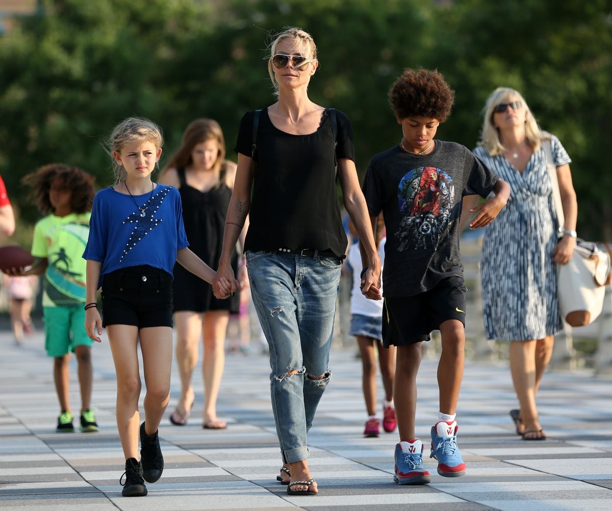 Heidi Klum no puede contener su orgullo después de que su hijo hace un debut en la Semana de la Moda de París