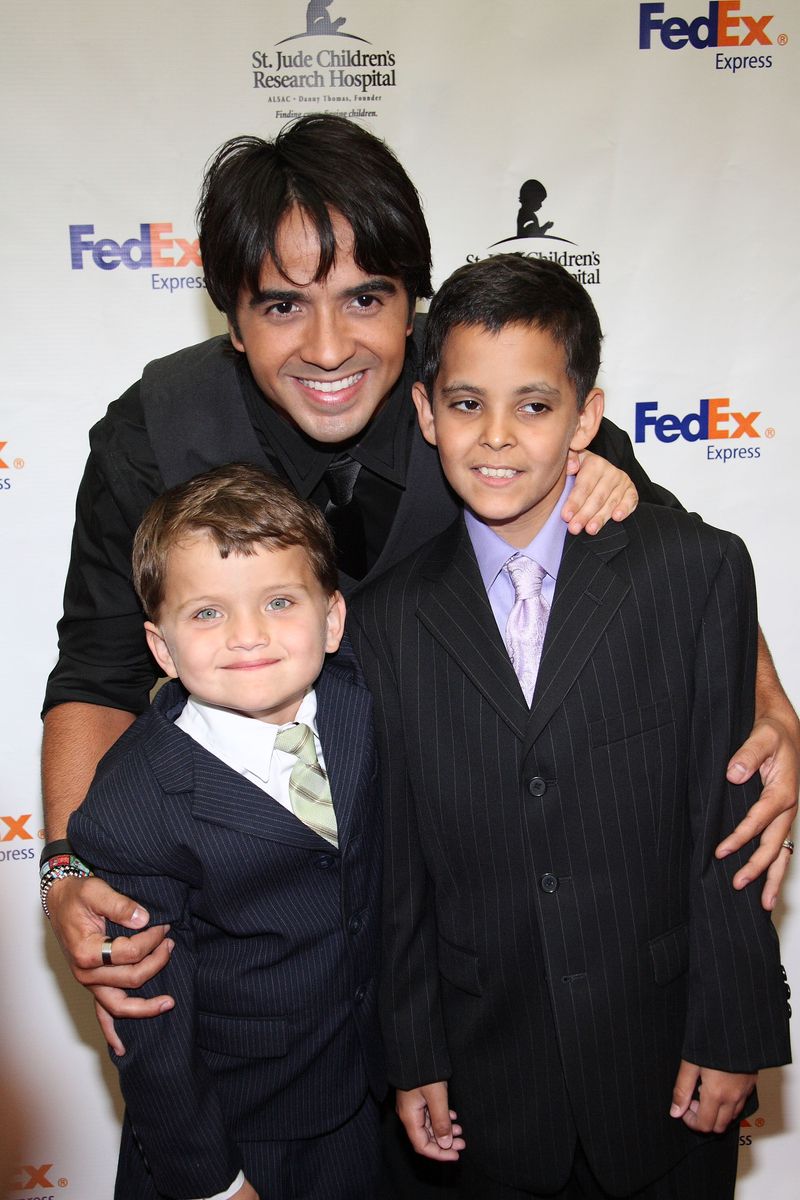 Luis Fonsi poses at The 6th Annual FedEx/St. Jude Angels & Stars Miami Gala.