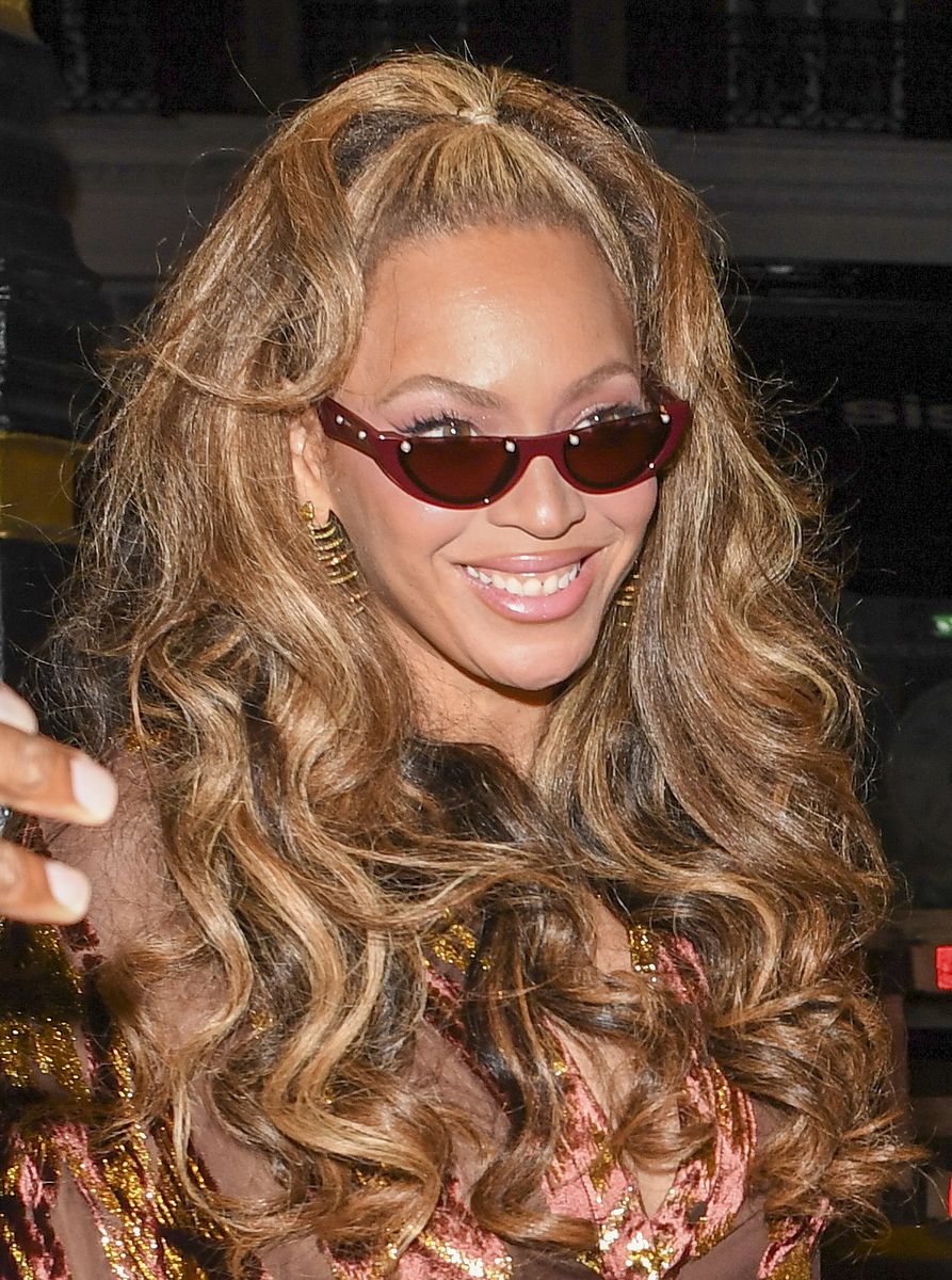 Beyoncé's voluminous caramel curls and honey-blonde highlights brought a nostalgic touch to her glamorous birthday beauty look.