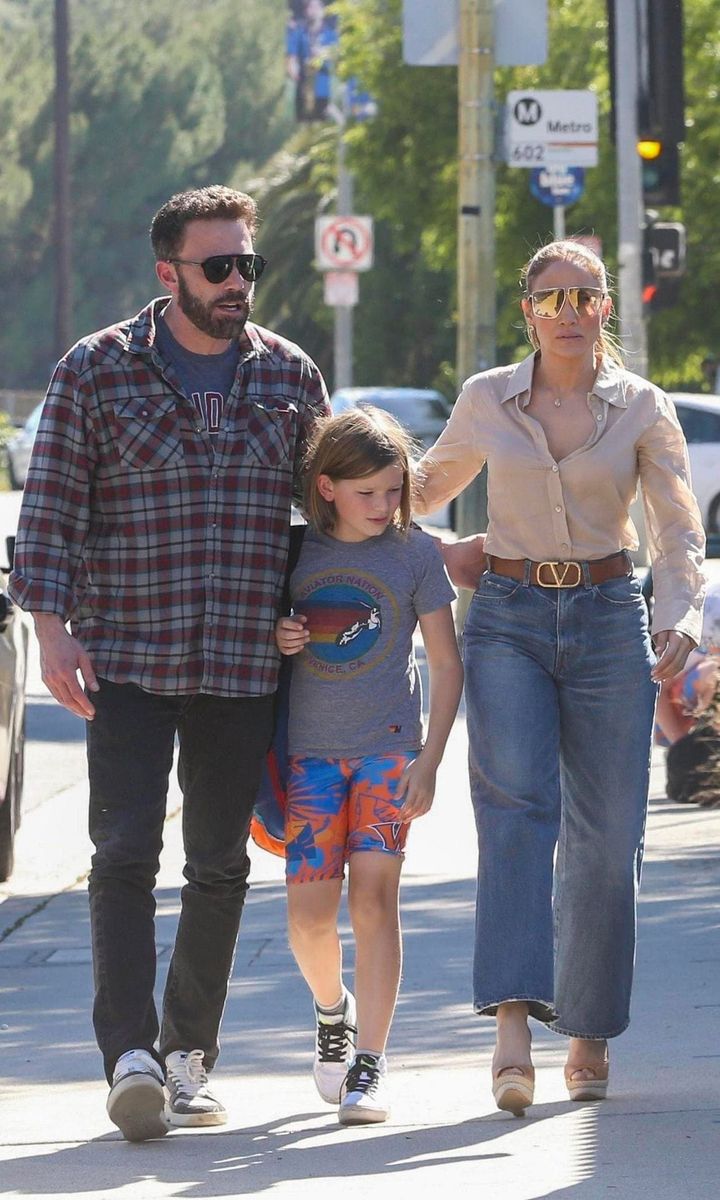 Jennifer Lopez & Ben Affleck Share ASteamy Kiss After Dropping Off Samuel At School