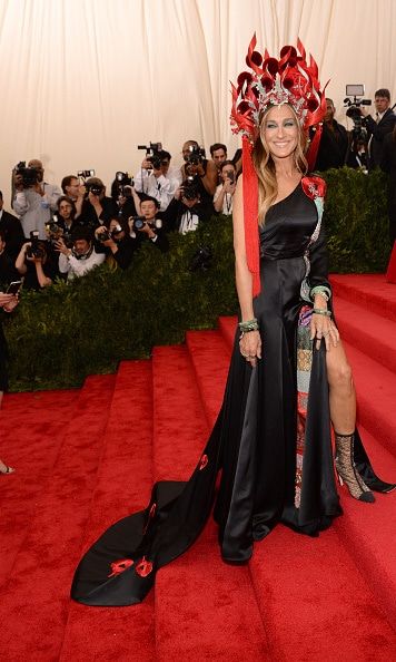 Sarah Jessica Parker in a dress designed by her and H&M with her SJP Collection shoes and a Philip Treacy headpiece
Photo: Getty Images