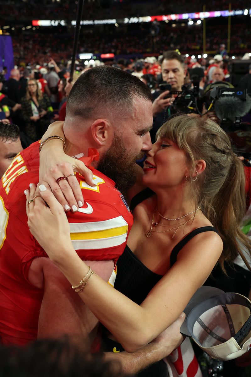 Travis Kelce #87 of the Kansas City Chiefs and kissing his girlfriend, Taylor Swift