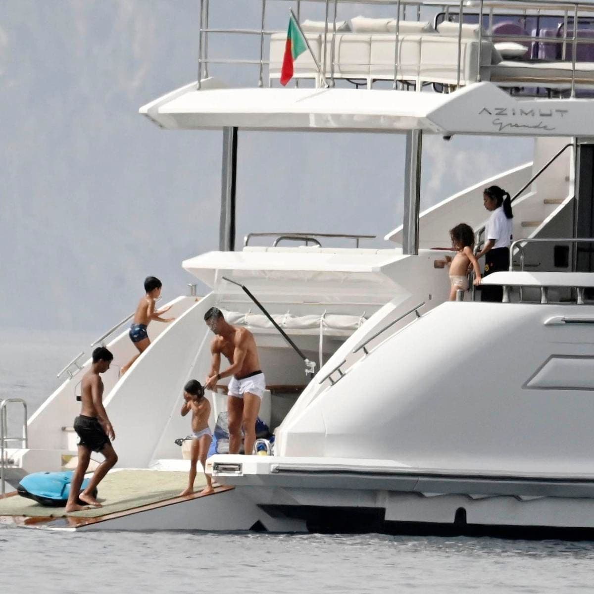 Cristiano Ronaldo rocks black toenails while vacationing with his family