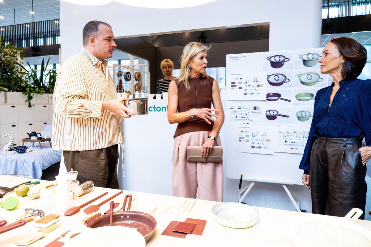 Queen Máxima is welcoming fall with an unexpectedly sweet color combination.