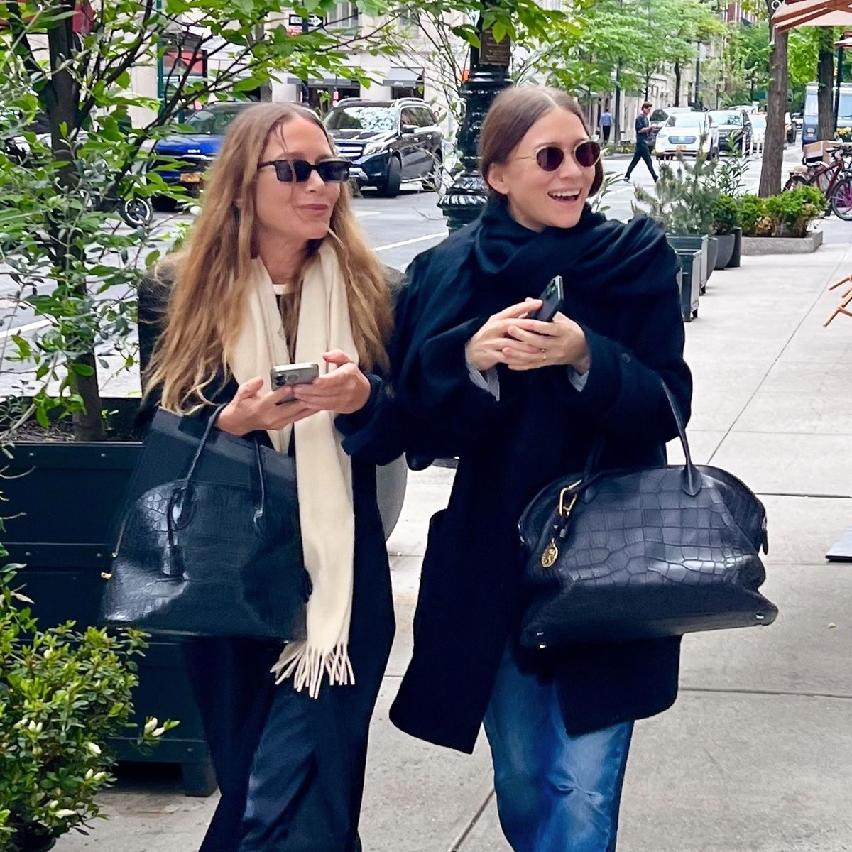 Photo © 2026 Backgrid/The Grosby Group 

*EXCLUSIVE* 
New York, April 30, 2026.  
Mary-Kate and Ashley Olsen were spotted enjoying a rare outing in Midtown Manhattan, stepping out after lunch with a friend. The fashion moguls looked effortlessly chic in coordinated dark ensembles, flashing smiles as they strolled through the city and greeted a companion outside a sidewalk café. 
*** 
Mary-Kate y Ashley Olsen fueron vistas disfrutando de una rara salida en Midtown Manhattan, tras almorzar con una amiga. Las magnates de la moda lucían chic sin esfuerzo con conjuntos oscuros a juego, y sonreían mientras paseaban por la ciudad y saludaban a una acompañante en la terraza de un café.