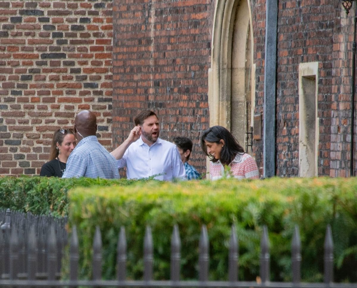 Photo © 2025 Backgrid UK/The Grosby Group

EXCLUSIVE
London, UNITED KINGDOM  JD Vance was seen leaving Hampton Court Palace with a huge yawn after causing a major delay. Due to his late arrival just after 11am, the palace was closed to the public, leaving families with children waiting outside. Vances visit, which ran over time, prevented the palace from reopening, causing visitors, mostly families for the Peter Rabbit event, to be turned away. As he left, Vance appeared unaware of the disruption, casually yawning while surrounded by his security detail.
***
JD Vance fue visto saliendo de Hampton Court Palace con un gran bostezo después de causar un gran retraso. Debido a su llegada tarde, justo después de las 11 a.m., el palacio se cerró al público, dejando a familias con niños esperando afuera. La visita de Vance, que se extendió más de lo previsto, impidió que el palacio reabriera, haciendo que los visitantes, en su mayoría familias para el evento de Peter Rabbit, fueran rechazados. Al salir, Vance parecía ajeno a la interrupción, bostezando tranquilamente mientras estaba rodeado por su equipo de seguridad.