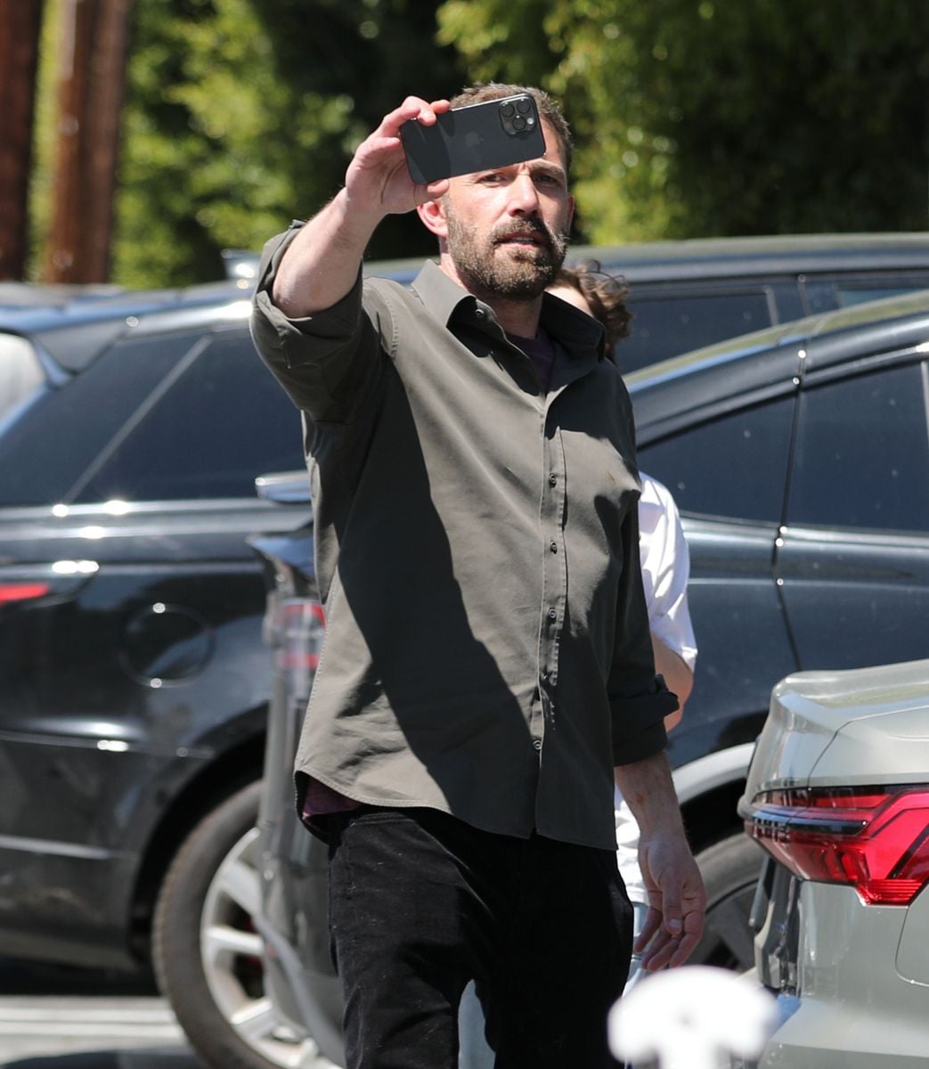  As they wrapped up their outing, Affleck pulled out his phone to record the crowd of paparazzi as they snapped away.