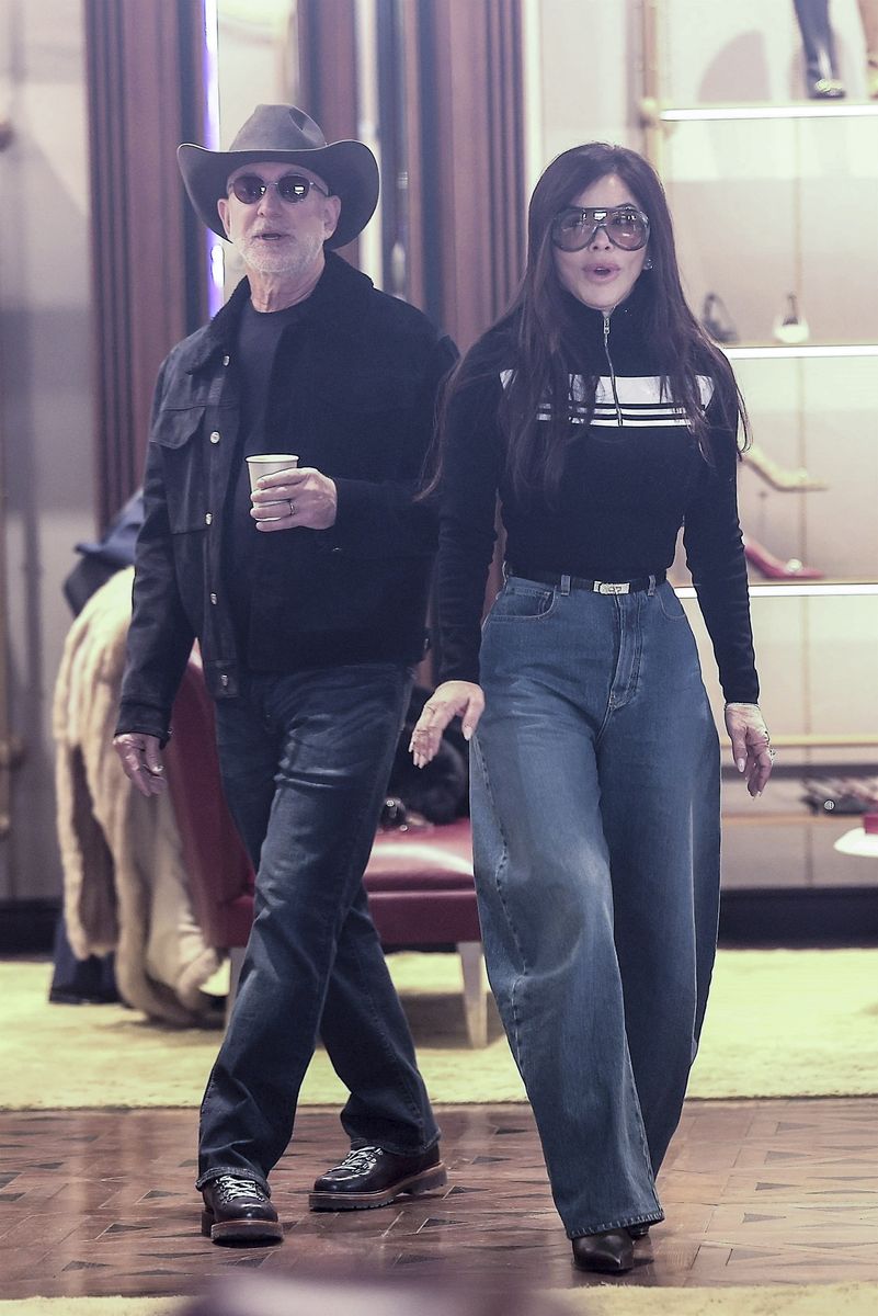 
Jeff Bezos and Lauren Sánchez embraced Aspen's holiday sparkle as they were spotted out and about on Christmas Eve.