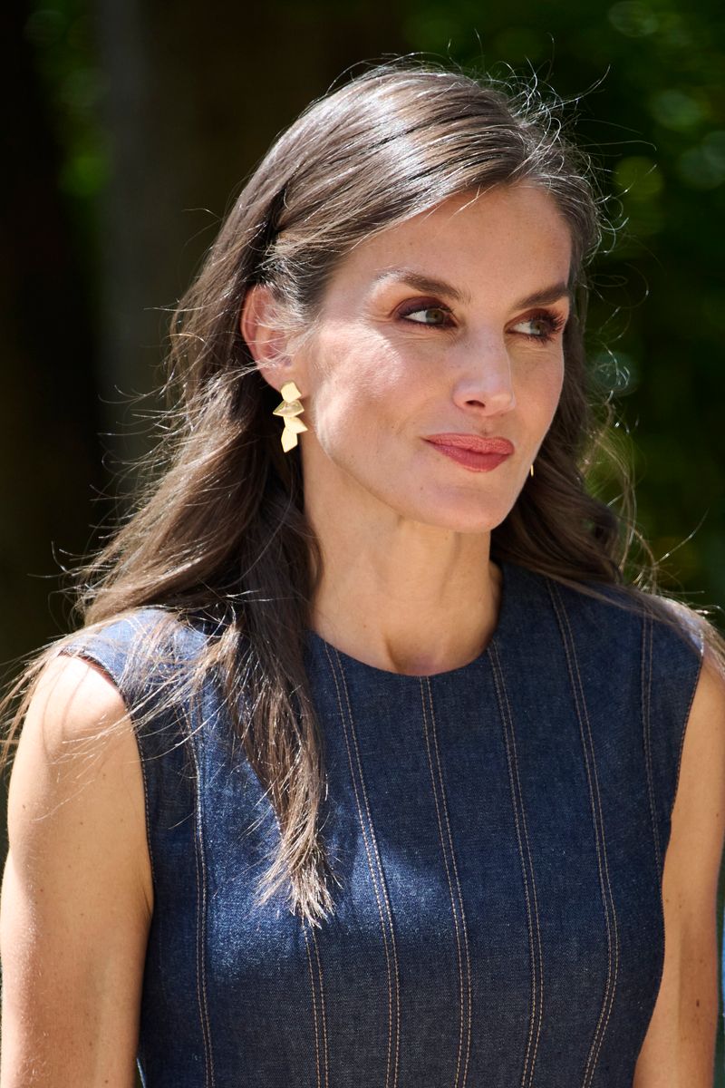  Queen Letizia’s Effortless Style Shines in Denim and Red Heels"