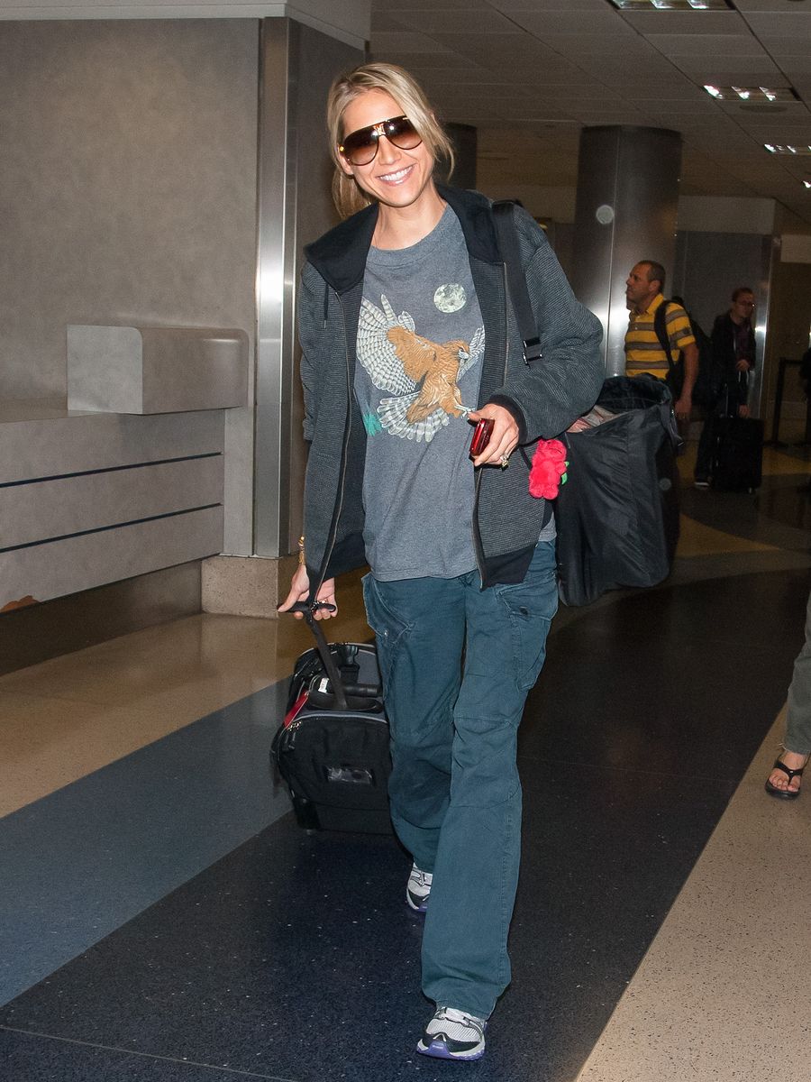 Anna’s absence from the concert was quickly noted, especially since doctors often advise pregnant women to avoid long-haul travel.