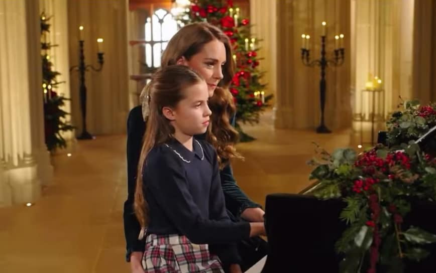 In the video, mother and daughter are seated at the piano in a room decorated for the occasion with candles and an array of festive details, including a Christmas tree.