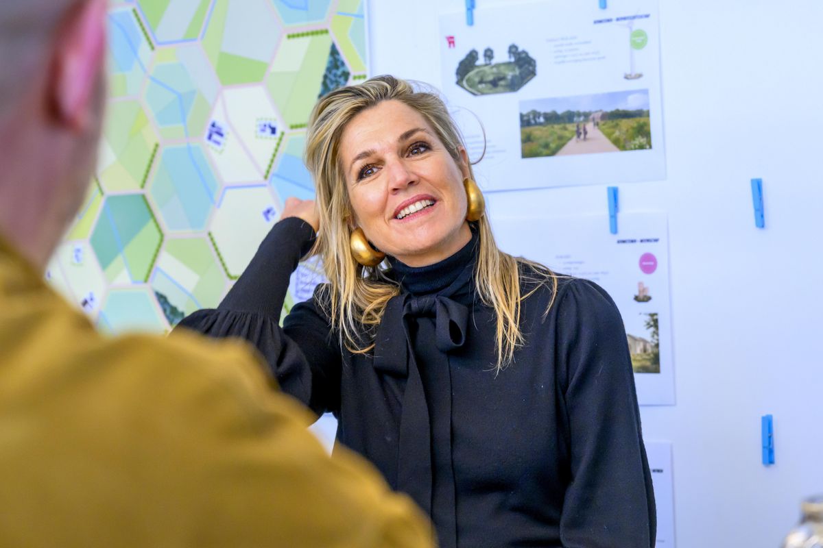 Máxima’s beauty styling complemented the refined tone of her outfit. Her blonde hair was worn loose with natural volume and movement, creating a relaxed frame around her face.