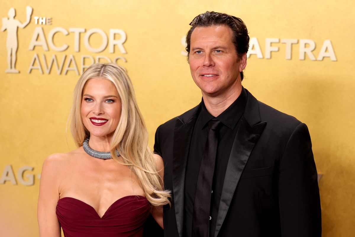 Ali Larter and Hayes MacArthur at the 32nd Annual Actor Awards
