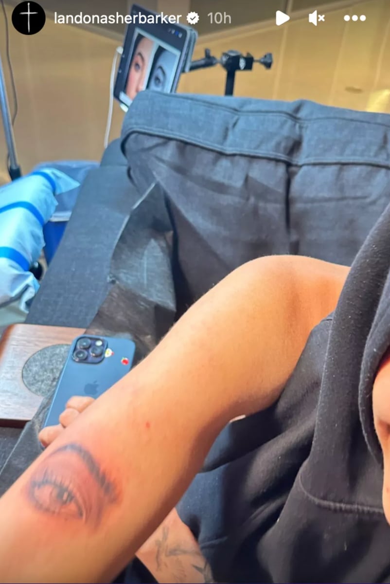 Se hizo un tatuaje para Charli en 2023