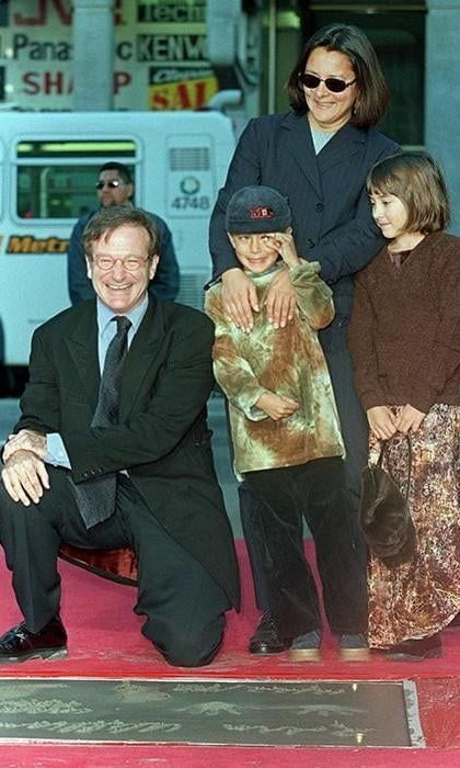 Left to right: Robin Williams, Cody Williams, Marsha Garces and Zelda Williams in 1998.