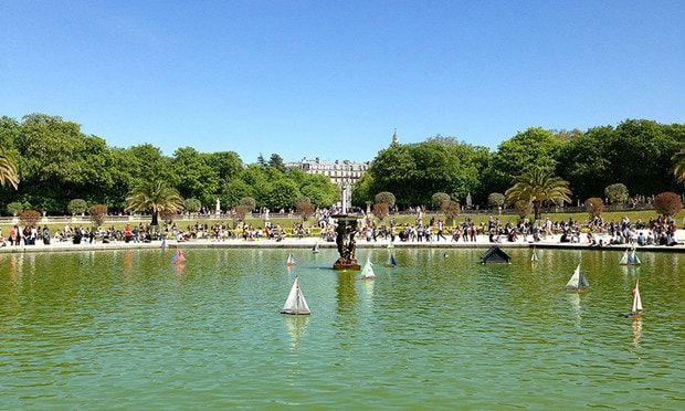 The actress took her kids to the Jardin du Luxembourg.
<br>
Photo: Getty Images