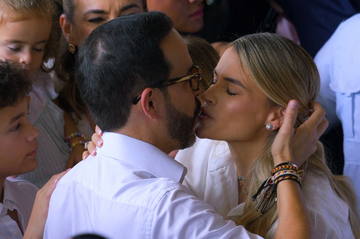 Abelardo de la Espriella frequently shares family moments with Ana Lucía Pineda on social media.