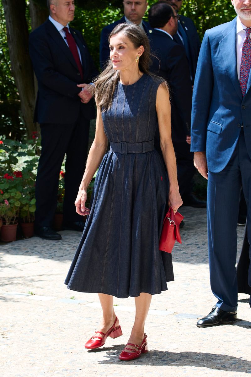  Queen Letizia’s Effortless Style Shines in Denim and Red Heels"
