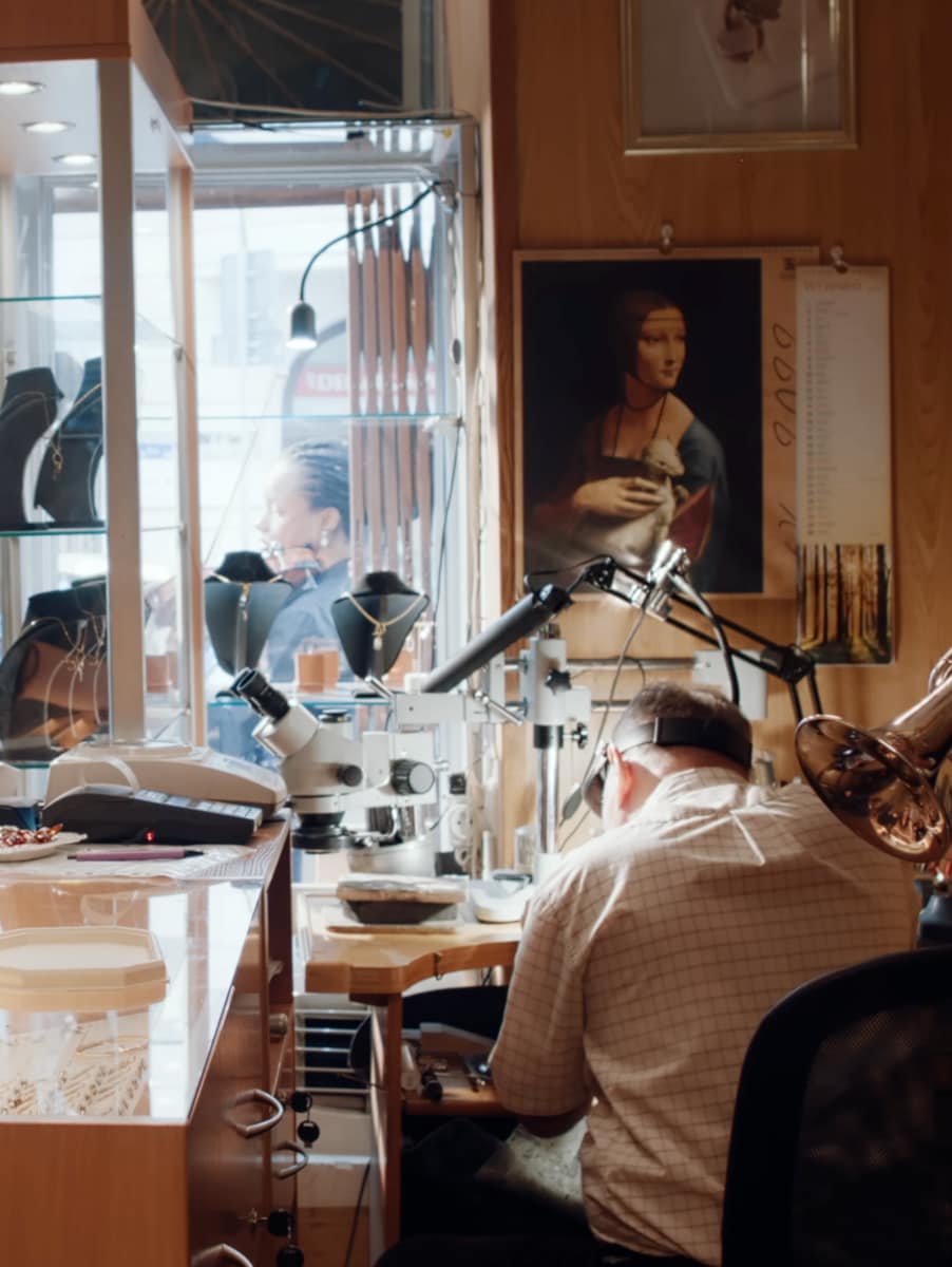 In the background of the shop, we see Leonardo da Vinci’s 'Lady with an Ermine,' which depicts Cecilia Gallerani, the mistress of the Italian noble and Duke of Milan, Ludovico Sforza.