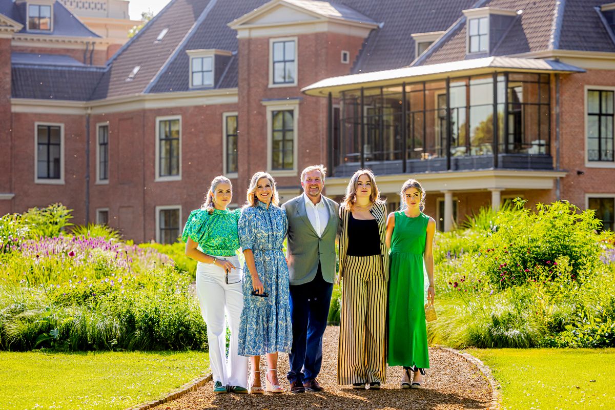 THE HAGUE, NETHERLANDS - JUNE 30: (L-R) Princess Amalia of The Netherlands, Queen Maxima of The Netherlands, King Willem-Alexander of The Netherlands, Princess Ariane of The Netherlands and Princess Alexia of The Netherlands pose for the media during the summer photo session at Huis ten Bosch Palace on June 30, 2025 in The Hague, Netherlands. (Photo by Patrick van Katwijk/Getty Images)