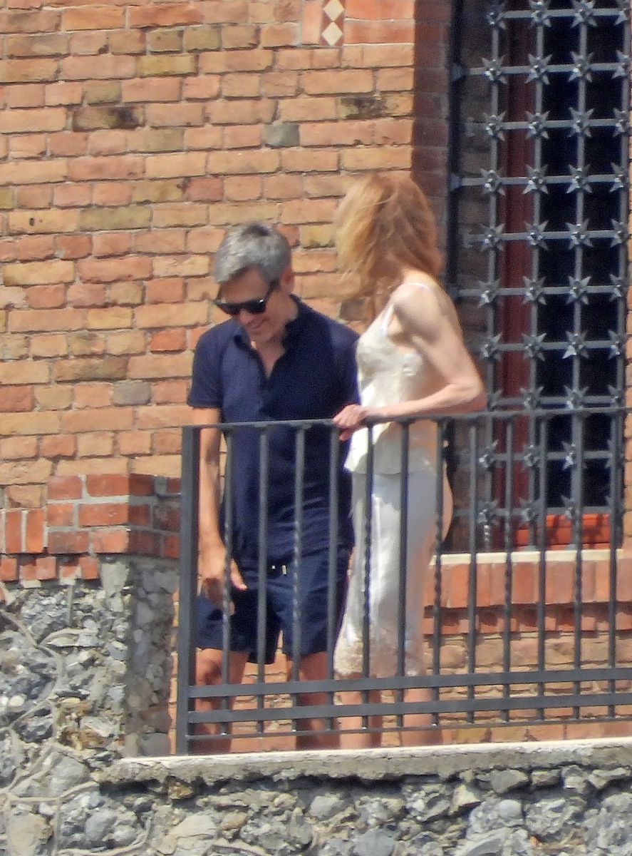 Photo © 2026 Backgrid UK/The Grosby Group
EXCLUSIVE
Portofino, ITALY - 18 JULY 2026
Nicole Kidman shares a farewell with a mystery man outside the suite of her Italian Hotel during Nicole's Italian Riviera holiday in Portofino. The 58-year-old actress, who, along with country music singer Keith Urban, had finalised their divorce back in January 2026 after 19 years of marriage. Dressed in a satin slip dress, Nicole enjoyed a rather friendly conversation with the mystery man, who was then seen peering through Nicole's window grates. ****
Nicole Kidman fue vista despidiéndose de un hombre no identificado en el exterior de la suite de su hotel en Portofino, durante sus vacaciones en la Riviera Italiana.
La actriz de 58 años, quien, junto al cantante de música country Keith Urban, finalizó su divorcio en enero de 2026 tras 19 años de matrimonio, fue fotografiada vistiendo un vestido lencero de satén mientras mantenía una conversación amistosa con el hombre. Posteriormente, el individuo fue visto mirando a través de las rejas de la ventana de la habitación de Nicole.