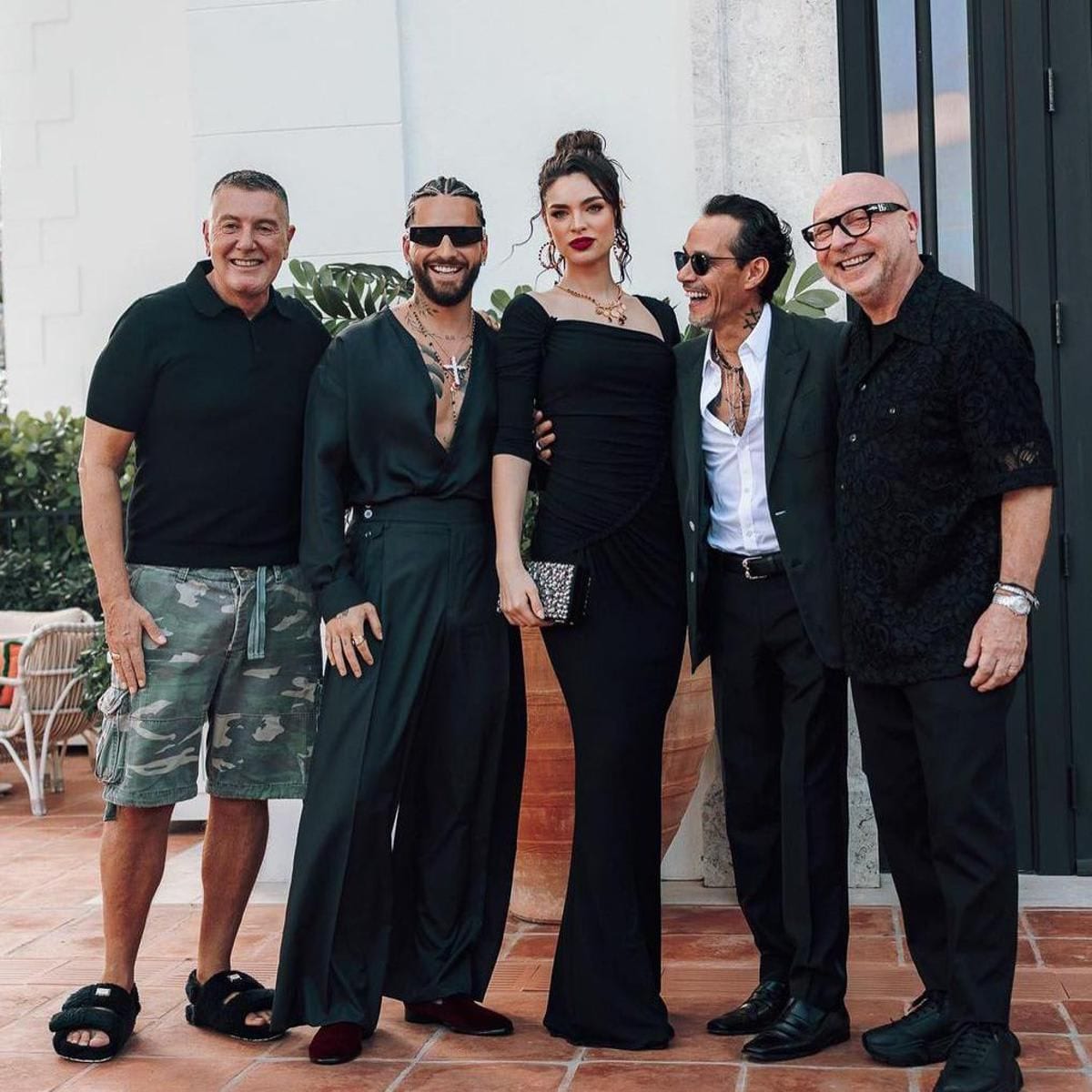 Marc Anthony con Nadia Ferreira con Domenico Dolce y Stefano Gabbana