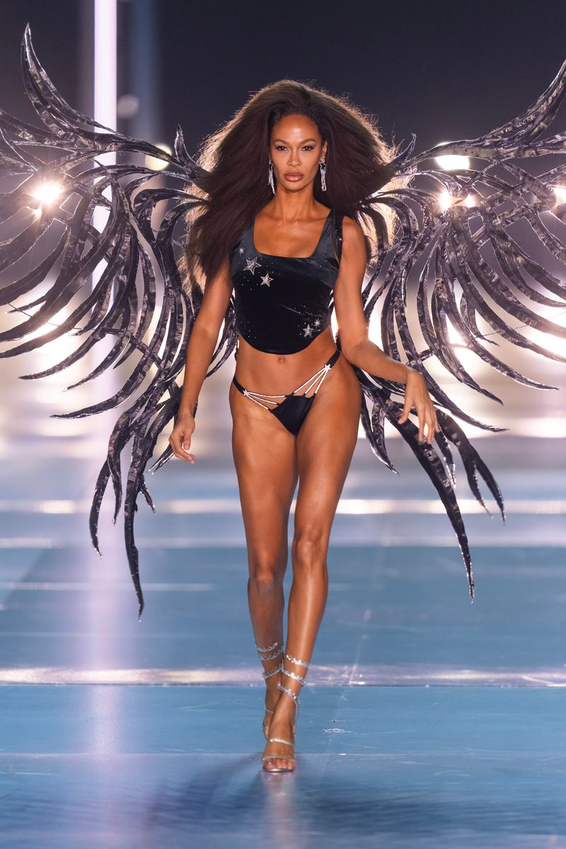  Joan Smalls walks the runway during the Victoria's Secret Fashion Show 2024 at Duggal Greenhouse on October 15, 2024 in Brooklyn, New York. (Photo by TheStewartofNY/FilmMagic)