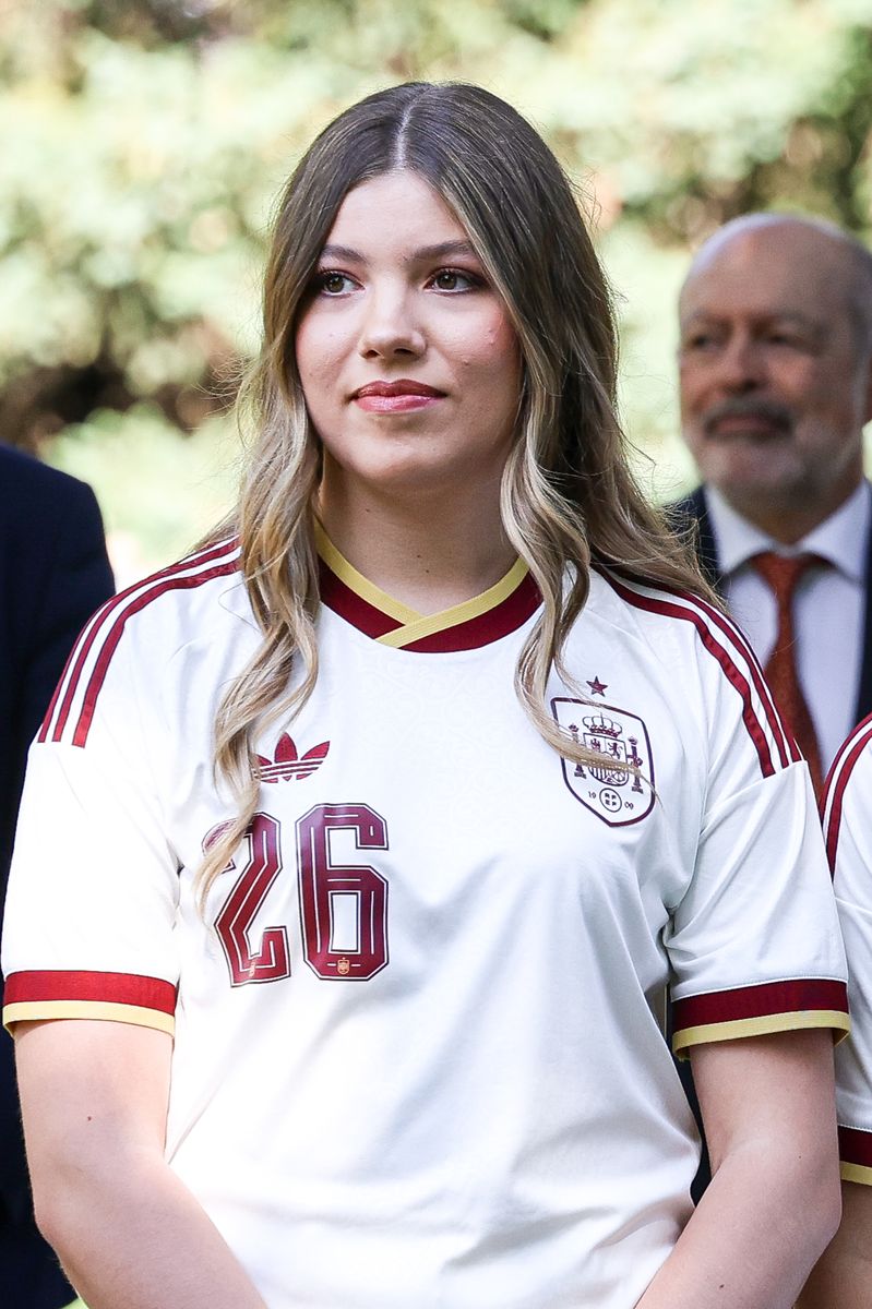 Infanta Sofía opted for the same natural beauty look as her sister, pairing brushed-up brows with a subtle coat of mascara on her lower lashes.