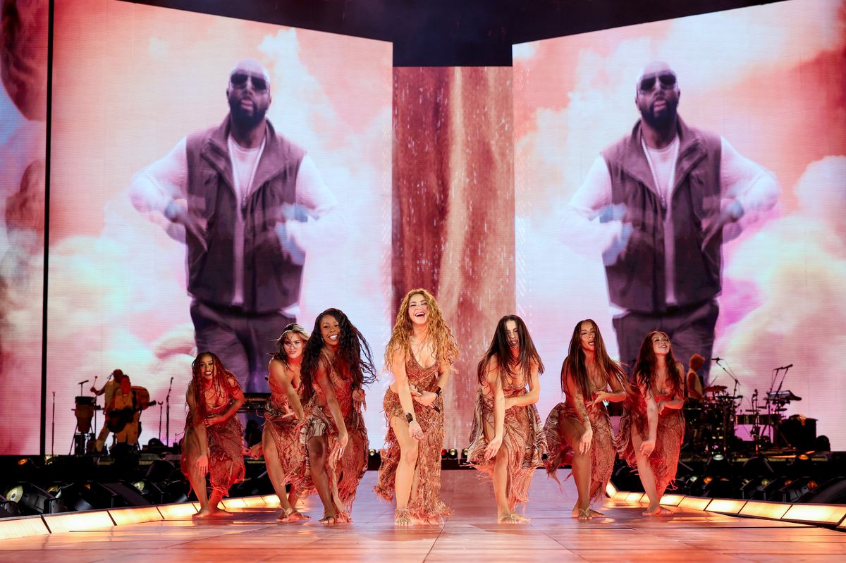 Kicking off the night with “Girl Like Me,” Shakira pays tribute to her Black Eyed Peas collaboration.