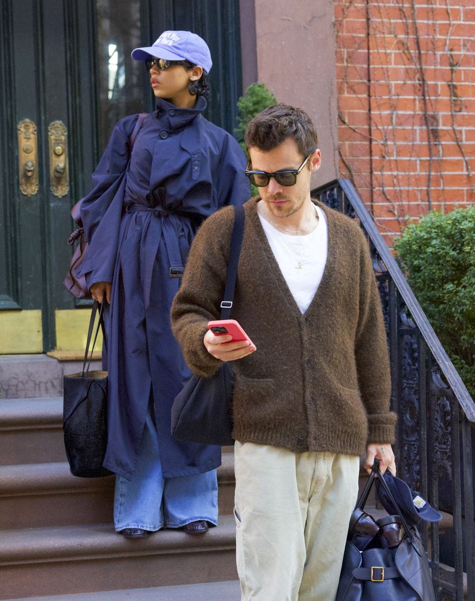 Harry Styles and Girlfriend, Taylor Russell were spotted leaving the Brooklyn Brownstone of a pal while visiting NYC on Sunday.
The couple have reportedly been growing very close, very quickly, and are seriously planning a future together.
Harry looked GQ stylish in a pair of Jacques Marie Mage shades, a Brown Cashmere Cardigan from The Row, and tan corduroy trousers. Taylor, meanwhile, wore a Navy belted trench coat, jeans and brown loafers. She carried a Loewe Flamenco bag. The couple were seen chatting together as they patiently waited for a ride.***
Harry Styles y su novia, Taylor Russell, fueron vistos saliendo del Brooklyn Brownstone de un amigo mientras visitaban Nueva York el domingo.
Según los informes, la pareja se ha vuelto muy cercana, muy rápidamente, y están planeando seriamente un futuro juntos.
Harry lució elegante con un par de gafas de sol de Jacques Marie Mage, un cárdigan de cachemira marrón de The Row y pantalones de pana color canela. Mientras tanto, Taylor vestía una gabardina azul marino con cinturón, jeans y mocasines marrones. Llevaba un bolso Loewe Flamenco. Se vio a la pareja charlando mientras esperaban pacientemente que los llevaran.