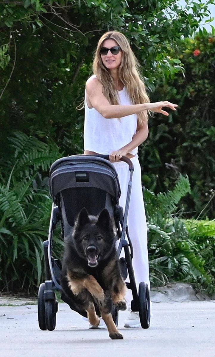 

Gisele Bündchen was spotted in her Miami neighborhood celebrating her baby's first Halloween. Dressed in a breezy white sleeveless top and matching pants, Gisele looked radiant as she pushed a stroller and played with her dog during the outing. The star kept the vibe casual and serene, embracing the warm Florida weather while enjoying some family time. pasaba tiempo en familia.