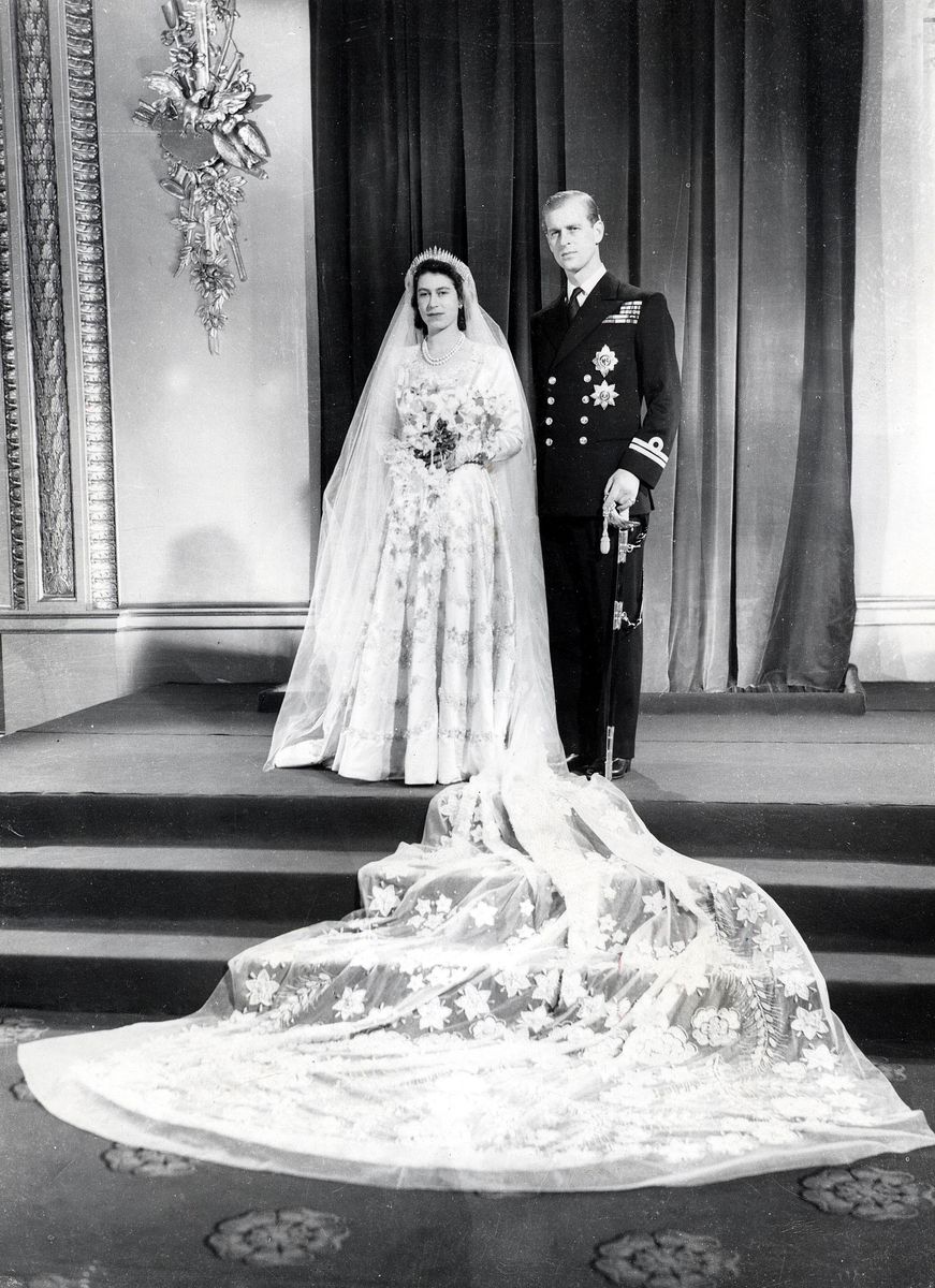 La reina Isabel II eligió la tiara con flecos Queen Mary para su boda con el príncipe Felipe en 1947, iniciando una tradición nupcial que se extendería por generaciones.