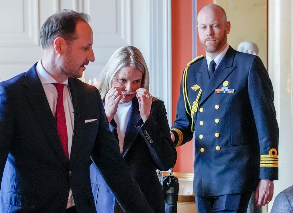 His last official act was inside the Royal Palace in Oslo, with an oxygen supply team.
