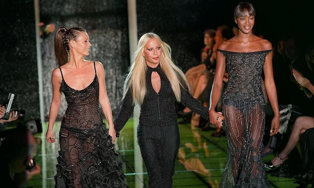British super model Kate Moss (L) and Naomi Campbe