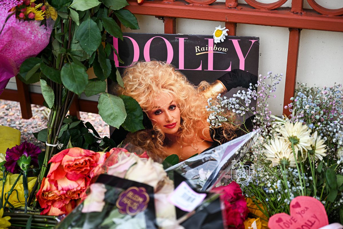 Dolly Parton performed for Queen Elizabeth II during the 1977 Royal Variety Performance marking the monarch’s Silver Jubilee.