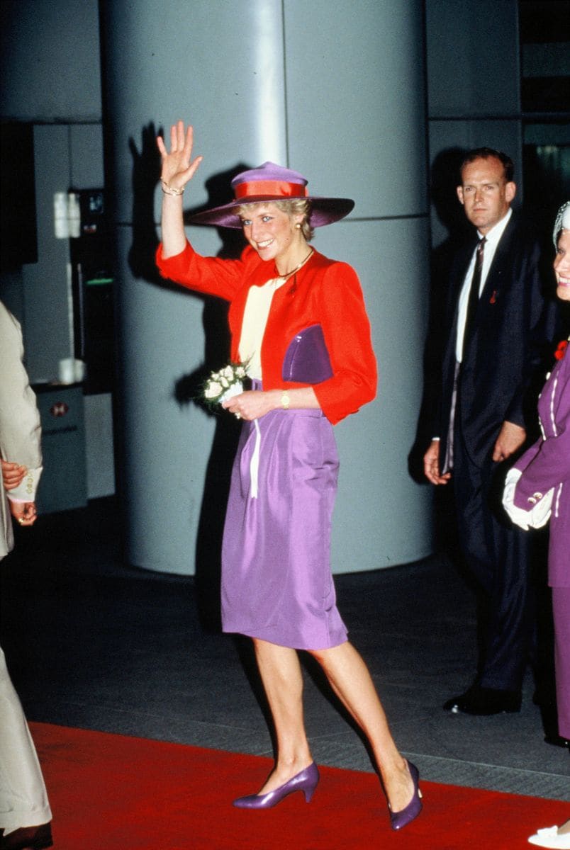 Diana, Princess of Wales, arrives to Hong Kong for her official visit on November 7, 1989 in Hong Kong.