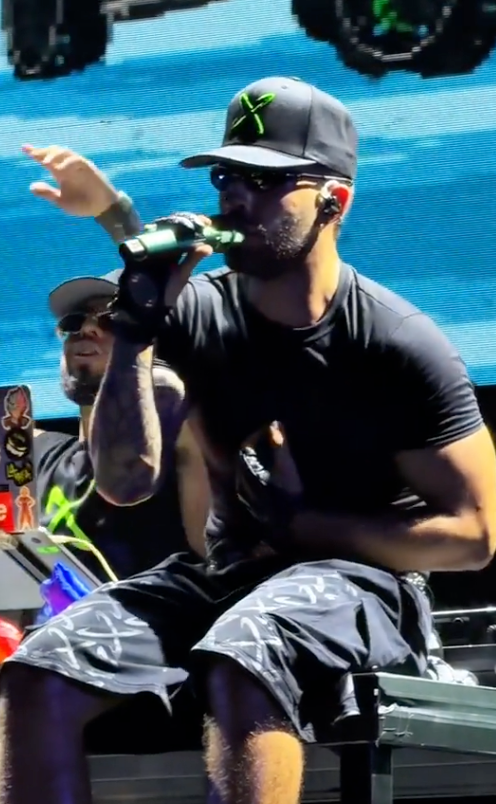 At one point, Feid's voice cracks, and he pauses, clearly affected, which many viewers interpreted as a moment of genuine vulnerability on stage.