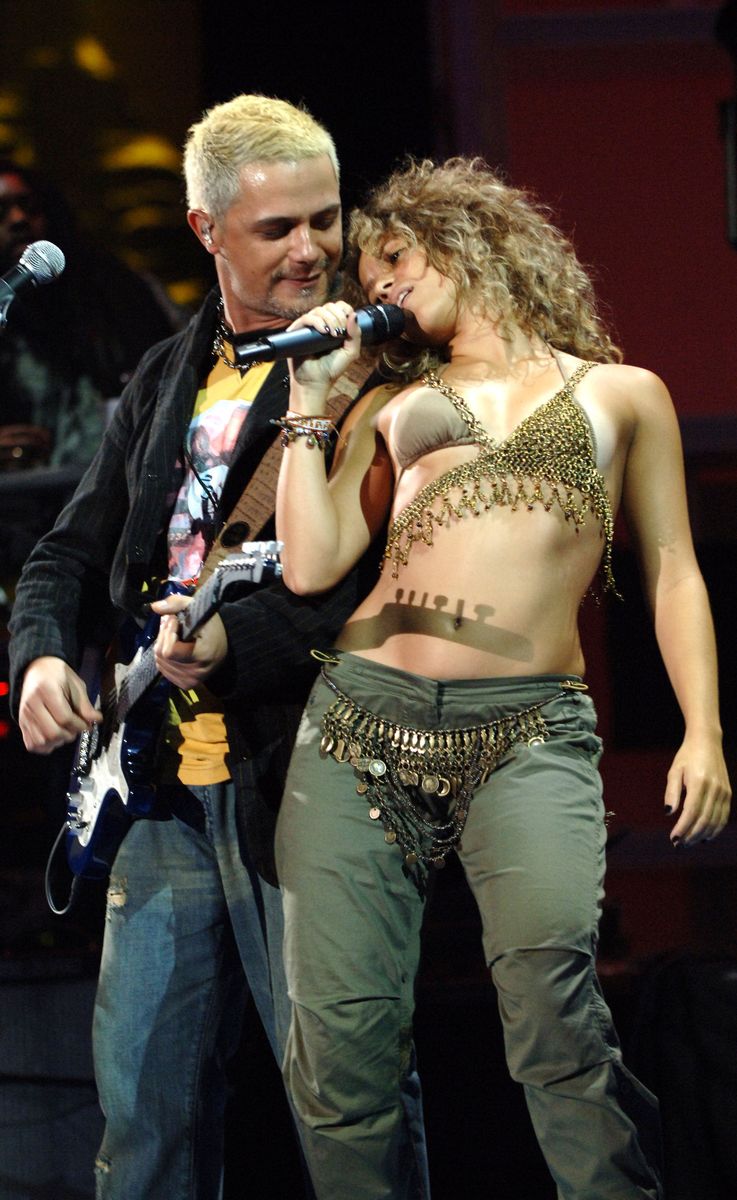 Alejandro Sanz and Shakira during 2005 MTV Video Music Awards.
