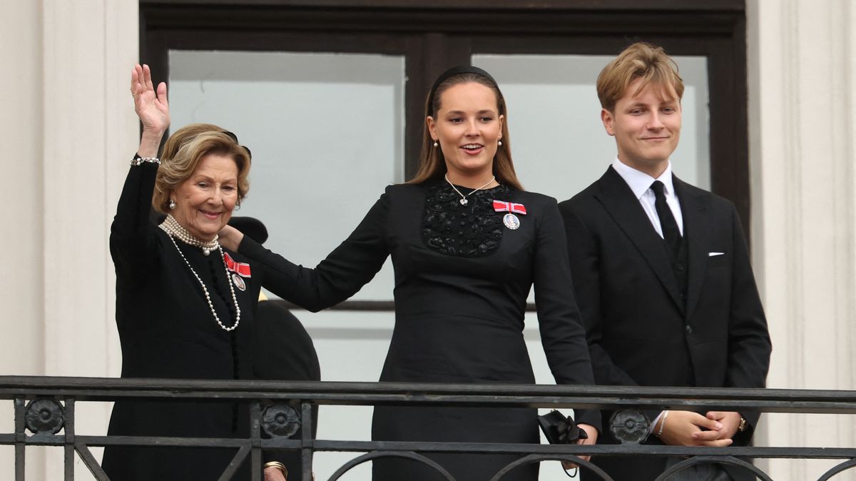 Queen Sonja wore a striking multi-strand pearl necklace as she bid a final farewell to her husband, King Harald V, at his state funeral in Oslo.