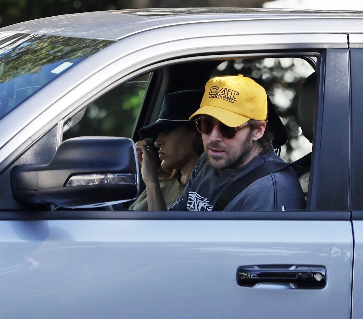 The couple, fresh from London, where Ryan is filming Star Wars: Starfighter, looked joyful and relaxed as they prepared for the holiday season, sparking rumors of an intimate vow renewal in the UK.