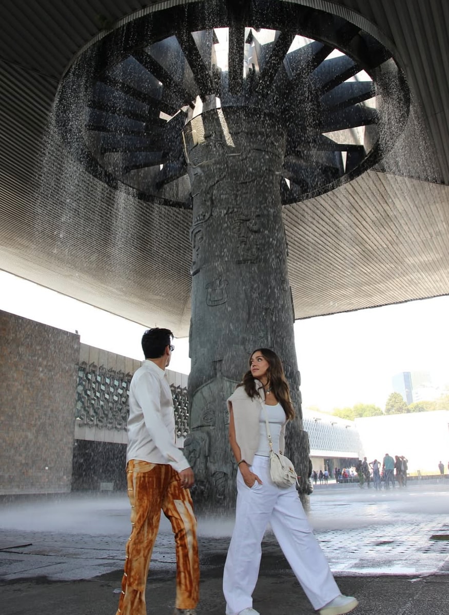 Jessica Alba documents her trip to Mexico City