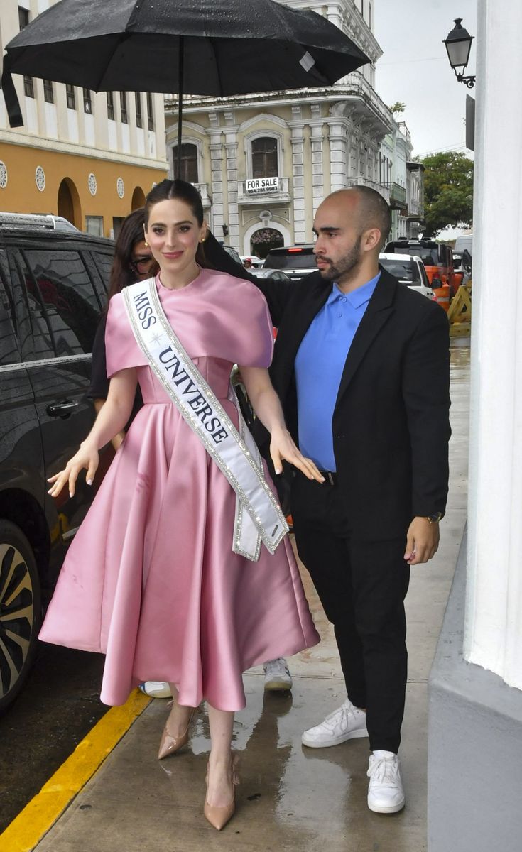 
Miss Universe, Fatima Bosch, looked stunning in a pink midi dress during her official visit to the Department of State in Old San Juan.