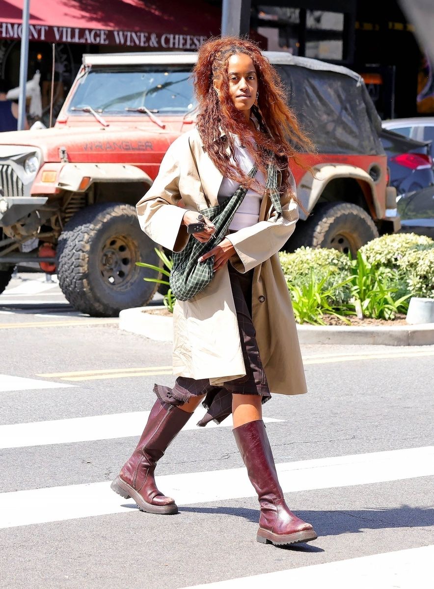 She accessorized with a green plaid scarf tied around her waist.