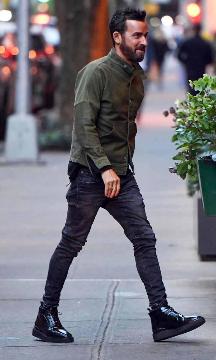 Photo 2023 The Image Direct/The Grosby GroupEXCLUSIVE Jennifer Aniston and Justin Theroux reunite over dinner with friends in New York City. The rare sighting of the once married A-list couple took place at Il Cantinori where they were joined by Jason Bateman and Amanda Anka for dinner. Jen and Justin could be seen embracing inside the venue before Jennifer exited the restaurant clutching a single red rose.Jennifer Aniston y Justin Theroux se reencuentran en una cena con amigos en Nueva York. La rara aparicion de la pareja tuvo lugar en Il Cantinori, donde se unieron a Jason Bateman y Amanda Anka para cenar. Jen y Justin fueron vistos abrazados en el interior del local antes de que Jennifer saliera del restaurante con una sola rosa roja en la mano.Justin Theroux, EX Couple