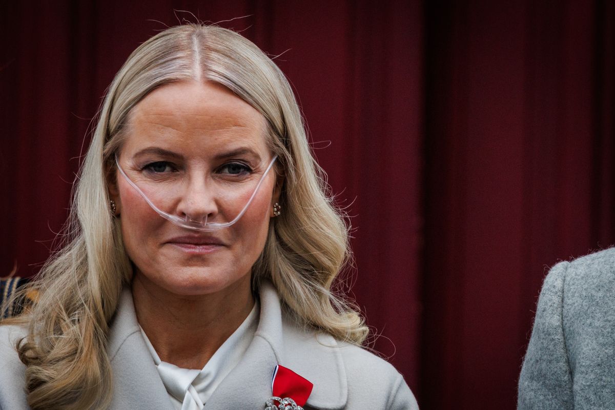 The most fragile image of Princess Mette-Marit on National Day: oxygen, pauses, and a severe coughing episode